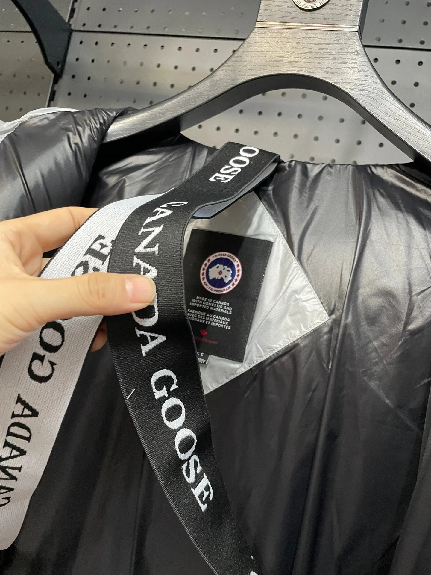 P780 Gray Red Label Top Version 𝘾𝘼𝙉𝘼𝘿𝘼 𝙂𝙊𝙊𝙎𝙀/Canada Goose 2023 Limited New Crofton Puff Down Jacket Pure Guangzhou Inspection 95 White Duck Down Filling‼  Top version, ceiling level‼ Crofton soft bread, the latest style in 2023, has a cold protection effect of up to level 4. It is made of recycled Feather-Light tear-resistant fabric. It is ultra-light and has no weight on the upper body at all! The unique black label highlights your temperament‼  Canada Goose, a Canadian brand, has always been recognized as the warmest down jacket. Various Instagram celebrities, Internet celebrities, and celebrities often wear it for street photos. I do Canada Goose every year, but I still can’t get rid of my love for geese. No matter how cold the winter is, there is no need to be afraid, because there are geese! Filled with 80% white duck down, Canada Goose is the legendary warmest down jacket and is known as a must-have for Arctic outdoor sports! The most popular down jacket in the world, celebrities are rushing to buy it, it is a must-have! Same style for men and women Size: S-XXL
